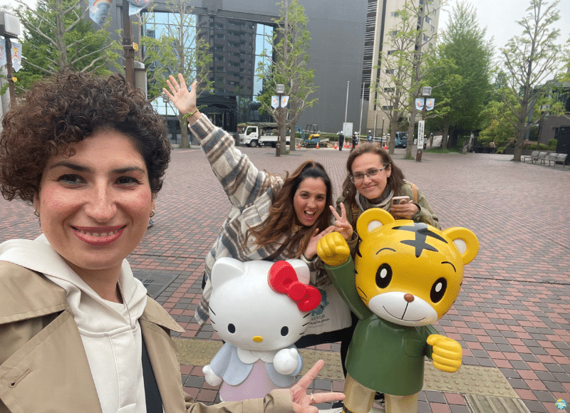 camino a Sanrio Puroland encuentras a Hello Kitty